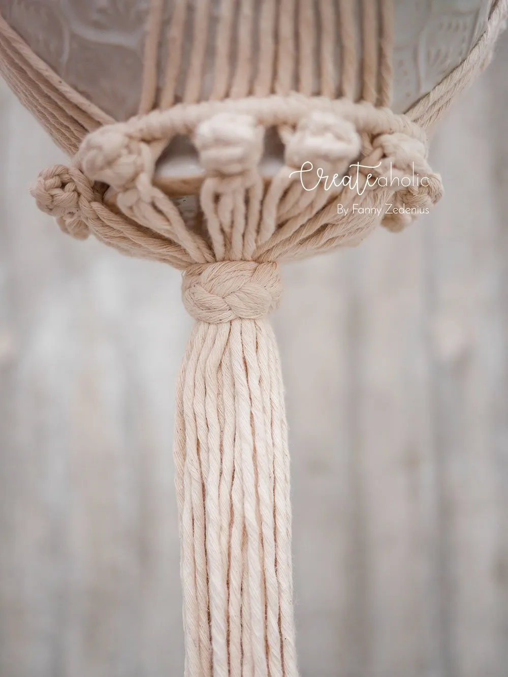 Macramé plant hanger, "Royals" #1