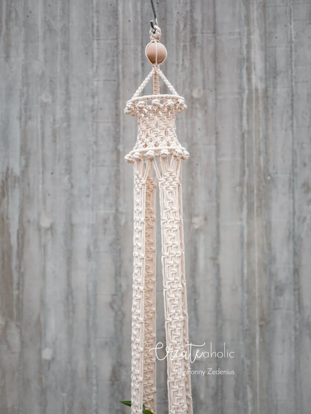 Macramé plant hanger, "Royals" #1